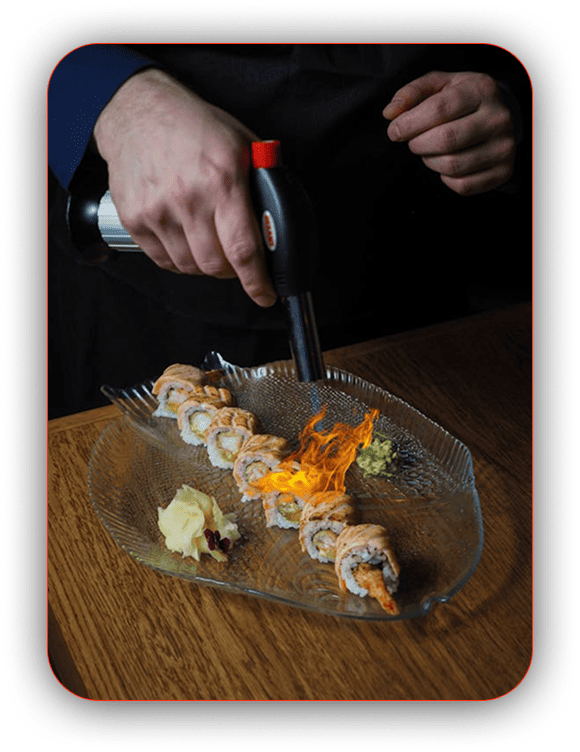 Chef preparando sushi con fuego